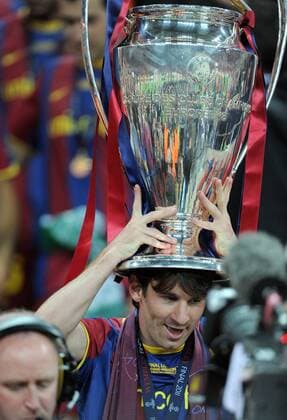 FUSSBALL CHAMPIONSLEAGUE FINALE SAISON 2010 2011 28.05.2011 FC Barcelona - Manchester United FC Champions League Sieger 2011: FC Barcelona feiert den Sieg Jubel mit dem Pokal auf dem Kopf Lionel Messi (Barca)  o0 Pokal Trophäe Objekte