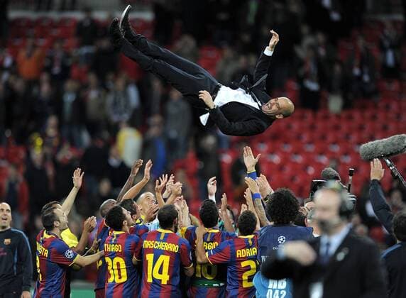 FUSSBALL CHAMPIONSLEAGUE FINALE SAISON 2010 2011 28.05.2011 FC Barcelona - Manchester United FC Champions League Sieger 2011: FC Barcelona feiert den Sieg Trainer Josep Pep Guardiola (Barca) wird nach dem Sieg von der Mannschaft hoch geworfen  o0 Höhe o00 werfen hochwerfen Ritual