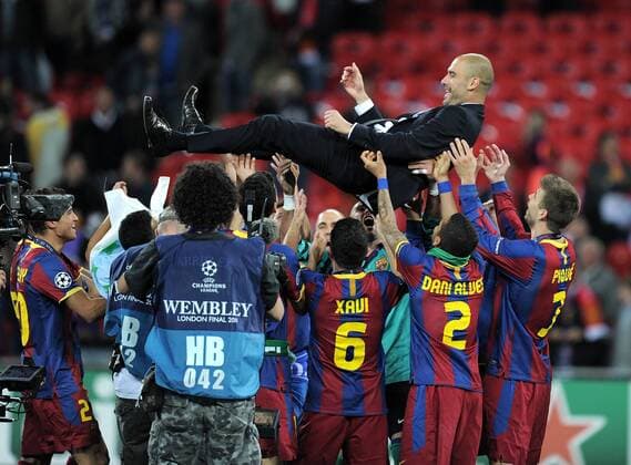 FUSSBALL CHAMPIONSLEAGUE FINALE SAISON 2010 2011 28.05.2011 FC Barcelona - Manchester United FC Champions League Sieger 2011: FC Barcelona feiert den Sieg Trainer Josep Pep Guardiola (Barca) wird nach dem Sieg von der Mannschaft hoch geworfen  o00 werfen hochwerfen Ritual