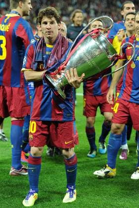 Fußball Champions League Finale FC Barcelona - Manchester United am 28.05.2011 in London Lionel Messi ( Barcelona ) mit dem Champions League Pokal o0 Objekte Pokal Trophäe