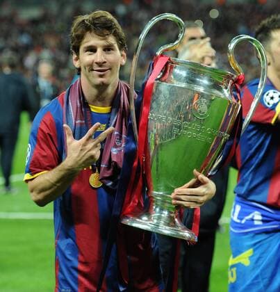 Fußball Champions League Finale FC Barcelona - Manchester United am 28.05.2011 in London Lionel Messi ( Barcelona ) mit dem Champions League Pokal o0 Objekte Pokal Trophäe