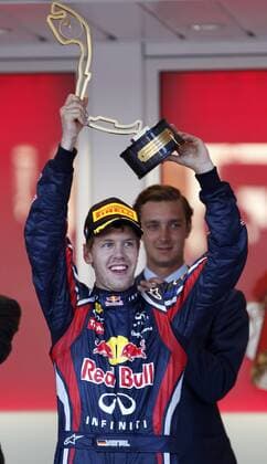 Motorsports: FIA Formula One World Championship 2011, Grand Prix of Monaco, 01 Sebastian Vettel (GER, Red Bull Racing), xHOCHxZWEIx o0 Sieg Siegerehrung Objekte Pokal Trophäe