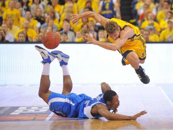 Basketball, Berlin 29.05.2011 BBL Playoffs Halbfinale Spiel 4 Alba Berlin - Skyliners Frankfurt Heiko Schaffartzik (Alba Berlin, No.08) Jevohn Shepherd (Frankfurt, No.04)
