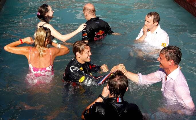 FORMEL 1 - GP von Monaco MONTE CARLO,MONACO,29.MAI.11 - MOTORSPORT, FORMEL 1 - Grand Prix von Monaco, Siegerehrung. Bild zeigt den Jubel von Sebastian Vettel (mitte GER Red Bull Racing )und Berater David Coulthard (Red Bull Racing rechts). Keywords: Pool.  o0 Wasser nass kurios Sieg