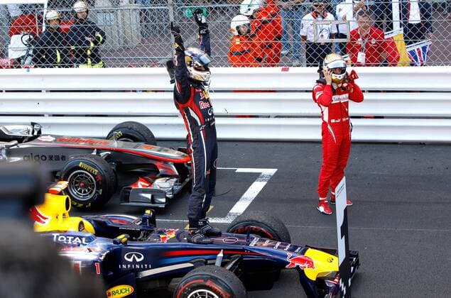 FORMEL 1 - GP von Monaco MONTE CARLO,MONACO,29.MAI.11 - MOTORSPORT, FORMEL 1 - Grand Prix von Monaco. Bild zeigt den Jubel von Sebastian Vettel (GER Red Bull Racing) und Fernando Alonso (ESP Ferrari). 