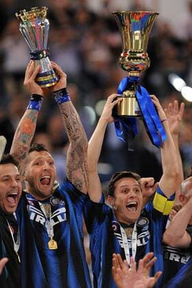 Inter Mailand wins: L-R: di Julio Cesar, Marco Materazzi e Javier Zanetti (Inter Mailand) roma 29-05-2011 finale tim cup inter palermo - massimoxoliva o0 Pokal, Trophäe, Objekte, gold Medaille, Goldmedaille,