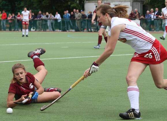 Franziska Zehle (Münchner SC, am Boden) gegen Janina Volk (Rot-Weiß Köln) Hockey 1. BL Damen, Feld München 28.05.2011 Münchner SC - Rot-Weiß Köln