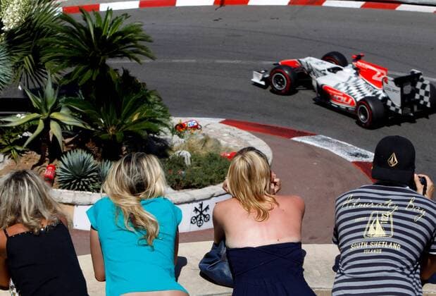 FORMEL 1 - GP von Monaco MONTE CARLO,MONACO,29.MAI.11 - MOTORSPORT, FORMEL 1 - Grand Prix von Monaco. Bild zeigt Narain Karthikeyan (IND Hispania). Keyword: Fans. 