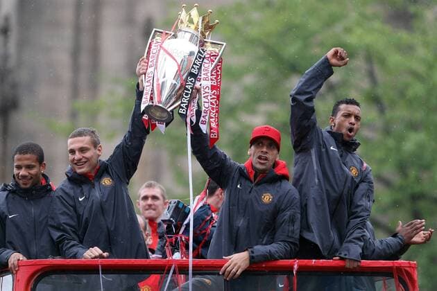 Football - Manchester United ManU Premier League Champions Parade Bebe, Nemanja Vidic, Rio Ferdinand and Nani celebrate with the trophy on Deansgate, Manchester  o0 Autokorso Pokal Trophäe Objekte Meister Meisterschaft Feier Meisterfeier