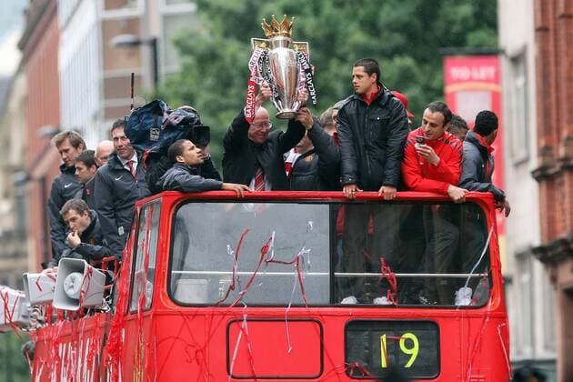 Football - Manchester United ManU Premier League Champions Parade Sir Bobby Charlton lifts the trophy on Deansgate, Manchester  o0 Autokorso Bus Pokal Trophäe Objekte Meister Meisterschaft Feier Meisterfeier