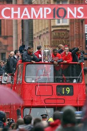 Football - Manchester United ManU Premier League Champions Parade The team bus passes under a champions banner on Deansgate, Manchester  o0 Autokorso Bus Pokal Trophäe Objekte Meister Meisterschaft Feier Meisterfeier