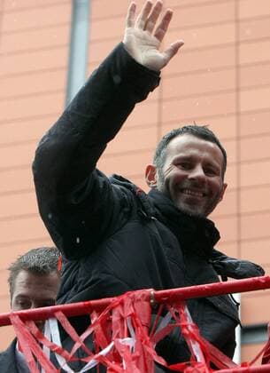 Football - Manchester United ManU Premier League Champions Parade Ryan Giggs of Manchester United ManU waves to cheering on Deansgate, Manchester  o0 Autokorso Bus Meister Meisterschaft Feier Meisterfeier
