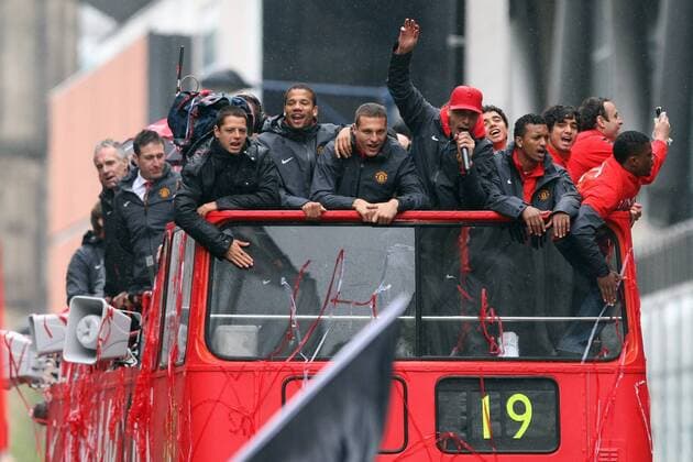 Football - Manchester United ManU Premier League Champions Parade Manchester United ManU players and the crowd chants along with Rio Ferdinand on Deansgate, Manchester  o0 Autokorso Bus Meister Meisterschaft Feier Meisterfeier