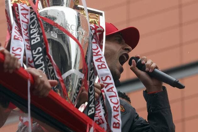 Football - Manchester United ManU Premier League Champions Parade Rio Ferdinand of Manchester United ManU cheers on the crowd on Deansgate, Manchester  o0 Autokorso Bus Pokal Trophäe Objekte Meister Meisterschaft Feier Meisterfeier
