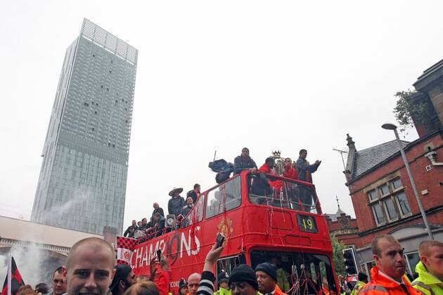 Football - Manchester United ManU Premier League Champions Parade The team bus makes it s way past the Beetham Tower on Deansgate, Manchester  o0 Autokorso Bus Pokal Trophäe Meister Meisterschaft Feier Meisterfeier