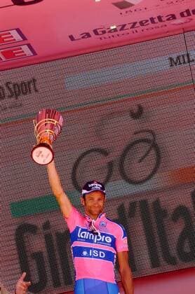 Giro d Italia 2011, 21. Etappe: Fiera di Milano - Milano --- Lampre - Isd 2011, Michele Scarponi, Milano Piazza Duomo  o0 Objekte Pokal Trophäe