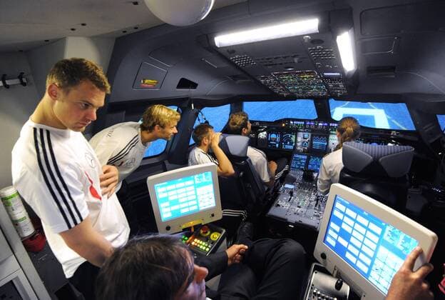 Thomas MUELLER (vorne links Deutschland) sitzt im Cockpit des Flugsimulator des Airbus A-380. Links Torwart Manuel NEUER (Deutschland) und Simon ROLFES (Deutschland) Die deutsche Fussball-Nationalmannschaft beim Lufthansa Flight Training Center am Flughafen Frankfurt. Fussball: Vorbereitung der deutschen Fussball Nationalmannschaft der Männer in Frankfurt Main, 31.05.2011.