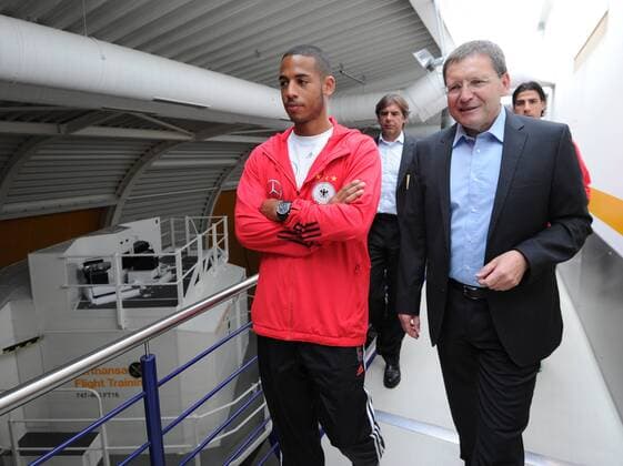 Manfred Mueller, Flugkapitän und Leiter Flugsicherheitsforschung, erklärt Dennis AOGO (Deutschland) l. das Lufthansa Flight Center. Die deutsche Fussball-Nationalmannschaft beim Lufthansa Flight Training Center am Flughafen Frankfurt. Fussball: Vorbereitung der deutschen Fussball Nationalmannschaft der Männer in Frankfurt Main, 31.05.2011.