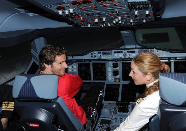 Arne FRIEDRICH (Deutschland) l. sitzt im Cockpit des Flugsimulator des Airbus A-380 zusammen mit Airbus A-380 Kapitänin Kerstin FELSER (r.). Die deutsche Fussball-Nationalmannschaft beim Lufthansa Flight Training Center am Flughafen Frankfurt. Fussball: Vorbereitung der deutschen Fussball Nationalmannschaft der Männer in Frankfurt Main, 31.05.2011.