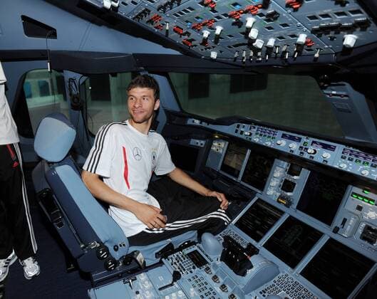 Thomas MUELLER (Deutschland) sitzt im Cockpit des Flugsimulator des Airbus A-380. Die deutsche Fussball-Nationalmannschaft beim Lufthansa Flight Training Center am Flughafen Frankfurt. Fussball: Vorbereitung der deutschen Fussball Nationalmannschaft der Männer in Frankfurt Main, 31.05.2011.