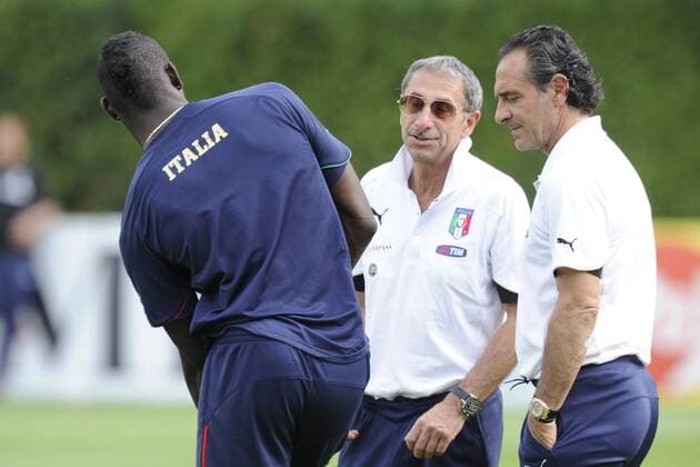 31.05.2011, Coverciano - Nationalteam Italien - Training 2011 - Mario Balotelli - Enrico Castellacci - Nationaltrainer Cesare Prandelli 