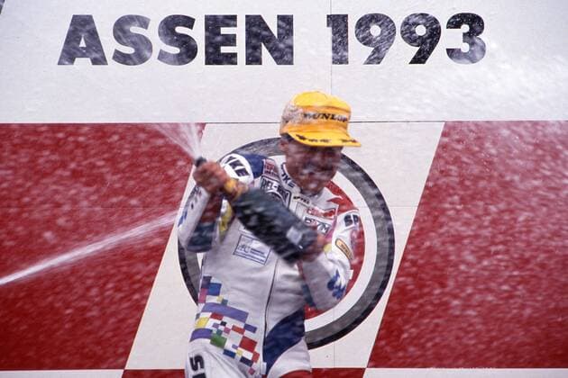 Dirk RAUDIES, Deutschland, Motorradfahrer, 125ccm-Klasse, jubelt und spritzt mit Sekt bei der Siegerehrung in Assen, Niederlande, Juni 1993. Einzelbild