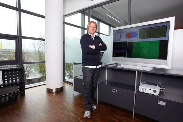 Dienstag 12.04.2010, 1. Bundesliga Saison 10 11 - in Dortmund, BV Borussia Dortmund, BVB - Chefscout Sven Mislintat in seinem Buero bei der Video - Analyse DeFodi018