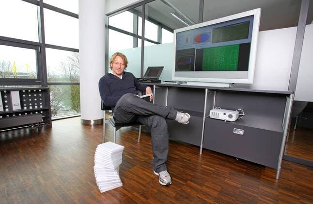 Dienstag 12.04.2010, 1. Bundesliga Saison 10 11 - in Dortmund, BV Borussia Dortmund, BVB - Chefscout Sven Mislintat in seinem Buero bei der Video - Analyse DeFodi018