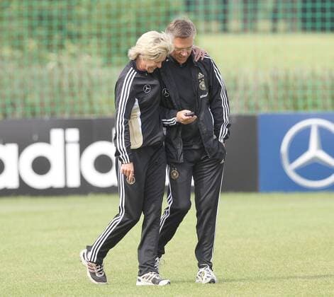Bundestrainerin Silvia Neid, links, mit Mannschaftsarzt Dr. Bernd Lasarzewski - Nationalmannschaft Damen