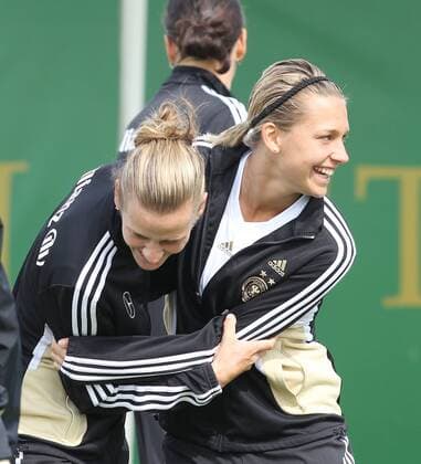 Spaß im Training v.l. Simone Laudehr und Lena Gößling ( beide Deutschland) - Nationalmannschaft Damen