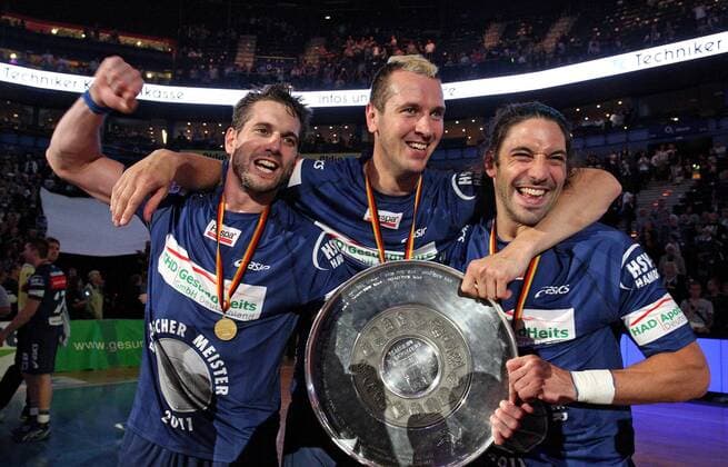 01.06.2011, Handball 1.Bundesliga 2010 2011, 33.Spieltag, HSV Handball ist der neue Deutsche Handball-Meister 2011 und feiert mit der Meisterschale, in der 02-World Hamburg. v.l. Guillaume Gille (Hamburger SV) , Pascal Hens (Hamburger SV) , Bertrand Gille (Hamburger SV)