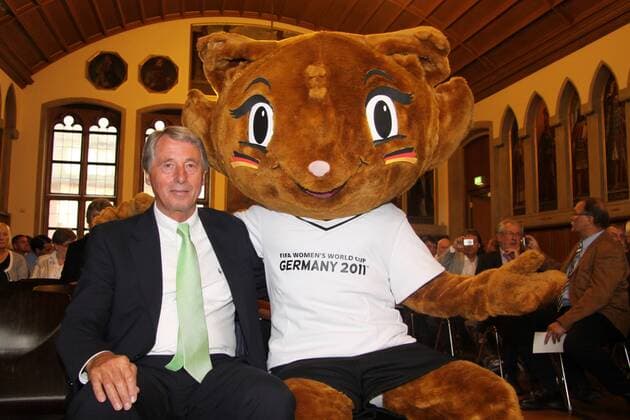 01.06.2011, Ehrung Team 2011 - die DFB Schul- und Vereinskampagne im Kaisersaal des Römer in Frankfurt Rolf Hocke, Vizepräsident für Prävention, Integration, Freizeit- und Breitensport und WM2011-Maskottchen Karla Kick