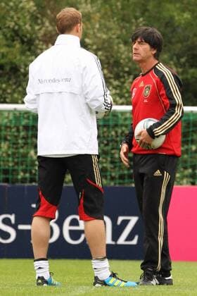 MANUEL NEUER, JOACHIM LÖW TRAINING DER DEUTSCHEN FUSSBALLNATIONALMANNSCHAFT FRANKFURT 1.6.11