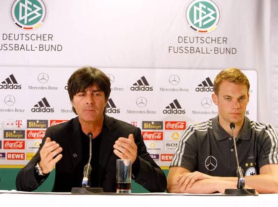 FUSSBALL - EURO 2012 Quali, AUT vs GER, Vorberichte WIEN,AUSTRIA,02.JUN.11 - FUSSBALL - UEFA Europameisterschaft 2012, Qualifikation, Länderspiel, Österreich vs Deutschland, Vorberichte, Pressekonferenz Nationalteam GER. Bild zeigt Teamchef Joachim Löw und Manuel Neuer (GER). 