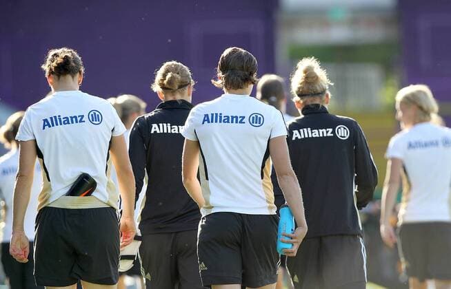 Abschlusstraining Deutsche Frauenfussballnationalmannschaft o0 Sponsor, Werbepartner, Werbung, Wirtschaft Allianz hinten, Rücken, Rückansicht Abgang