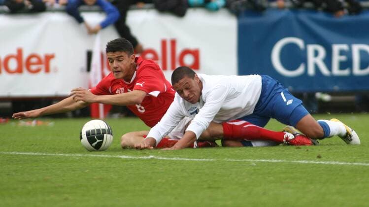 02.06. 2011 Nyon Fussball Herren U19 Länderspiel Schweiz - England 2:3 Loris Benito (li, Schweiz) gegen Alexander Oxlade Chamberlain (England) ; Aktion , Zweikampf , Freisteller 