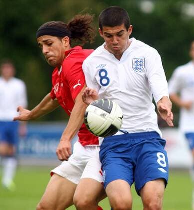 02.06. 2011 Nyon Fussball Herren U19 Länderspiel Schweiz - England 2:3 Ricardo Rodriguez (li, Schweiz) gegen Conor Coady (England) ; Zweikampf , Aktion 