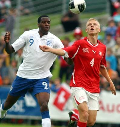 02.06. 2011 Nyon Fussball Herren U19 Länderspiel Schweiz - England 2:3 Michael Ngoo (li, England) gegen Saulo Decarli (Schweiz) ; Zweikampf , Aktion 