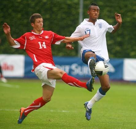 02.06. 2011 Nyon Fussball Herren U19 Länderspiel Schweiz - England 2:3 Simon Grether (li, Schweiz) gegen Jordan Obita (England) ; Zweikampf , Aktion 