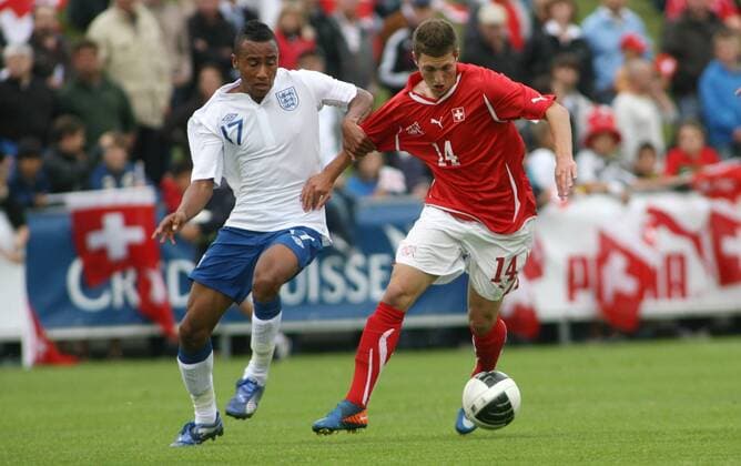 02.06. 2011 Nyon Fussball Herren U19 Länderspiel Schweiz - England 2:3 Jordan Obita (li, England) gegen Simon Grether (Schweiz); Aktion , Zweikampf , Freisteller 