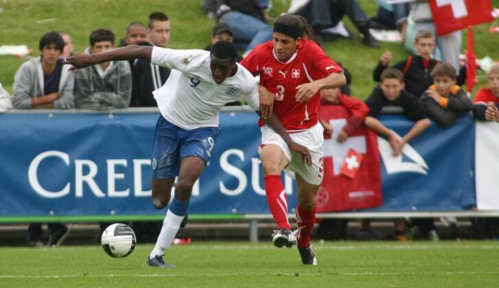 02.06. 2011 Nyon Fussball Herren U19 Länderspiel Schweiz - England 2:3 Michael Ngoo (li, England) gegen Ricardo Rodriguez (Schweiz) ; Aktion , Zweikampf , Freisteller 