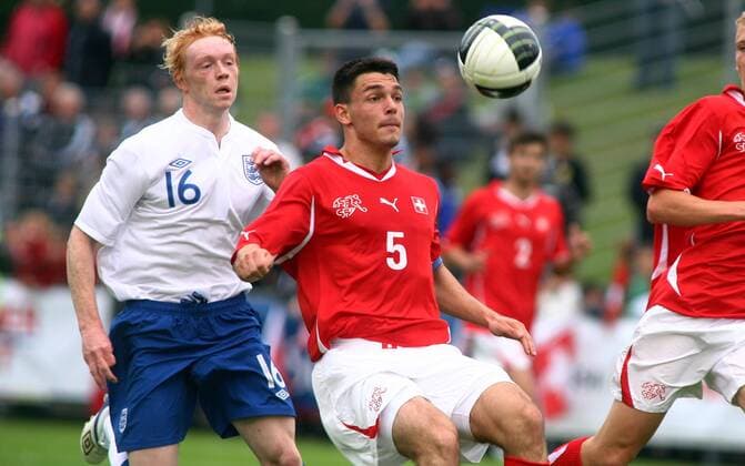 02.06. 2011 Nyon Fussball Herren U19 Länderspiel Schweiz - England 2:3 Luke Williams (li, England) gegen Frederic Veseli (Schweiz) ; Zweikampf , Aktion 