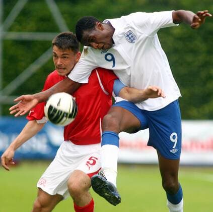 02.06. 2011 Nyon Fussball Herren U19 Länderspiel Schweiz - England 2:3 Frederic Veseli (li, Schweiz) gegen Michael Ngoo (England) ; Zweikampf , Aktion 