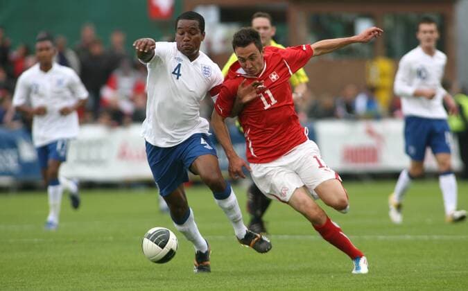 02.06. 2011 Nyon Fussball Herren U19 Länderspiel Schweiz - England 2:3 Josip Drmic (re, Schweiz) gegen Andre Wisdom (England) ; Zweikampf , Freisteller , Aktion 