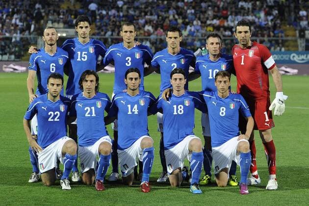 Mannschaftsbild Italien, hi.v.li.: Federico Balzaretti, Andrea Ranocchia, Giorgio Chiellini, Christian Maggio, Antonio Cassano, Torwart Gianluigi Buffon; vorn: Giuseppe Rossi, Andrea Pirlo, Alberto Aquilani, Riccardo Montolivo und Claudio Marchisio -  Modena EM