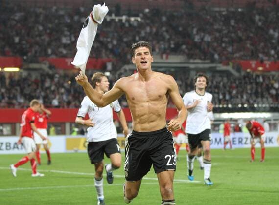 Mario Gomez 2:1 Fußball Fussball Europameisterschaft Qualifikation Nationalmannschaft DFB Herren Saison 10 11 03.06.2011 Österreich Österreich Austria vs. BR Deutschland Freude Emotion jubelnd Jubel nach 2:1 Jubel Freude nackt halbnackt frei freier Oberkörper sexy