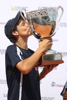 Marko Osmakcic, SUI, wins Longines Future Tennis Aces at the French Open 2011 in Paris; 04 06 2011 - o0 Sieg Siegerehrung Objekte Pokal trophäe
