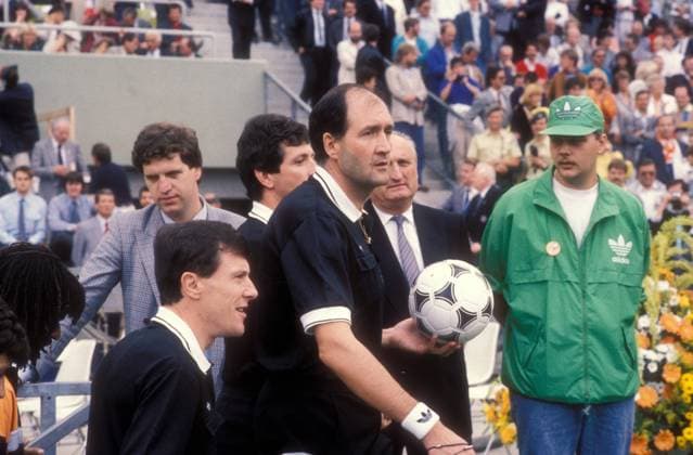 Fußball, EM Finale 1988 in München, Niederlande - Sowjetunion 2:0 Finale der Europameisterschaft 1988 in München - Niederlande - UDSSR 2:0 - Schiedsrichter Michel Vautrot (Frankreich) mit dem Spielball