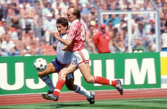 Europameisterschaft 1988 - Vorrunde in Frankfurt am Main - UDSSR - England 3:1 - Gary Lineker (England, li.) gegen Vagiz Khidiyatullin (UDSSR) Aktion