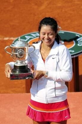 Na Li (CHN) et le trophee Tennis: Internationaux de Roland Garros - 04.06.2011 - finale femme, trophee, podium JBAutissier PanoramiC 